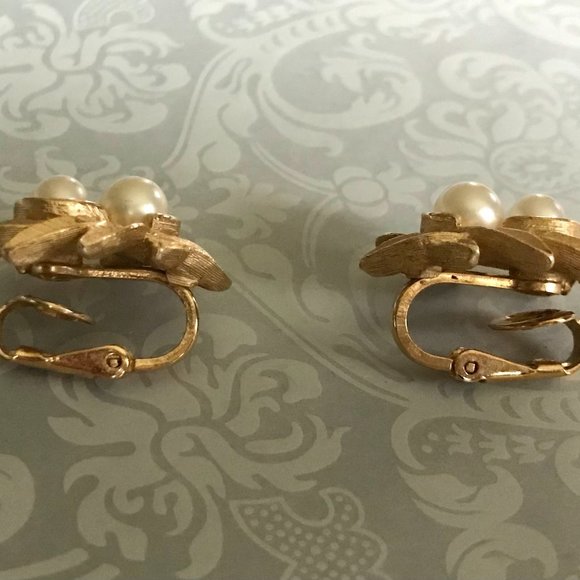 Vintage 1971 Avon Evening Creation Earrings - Picture 8 of 8